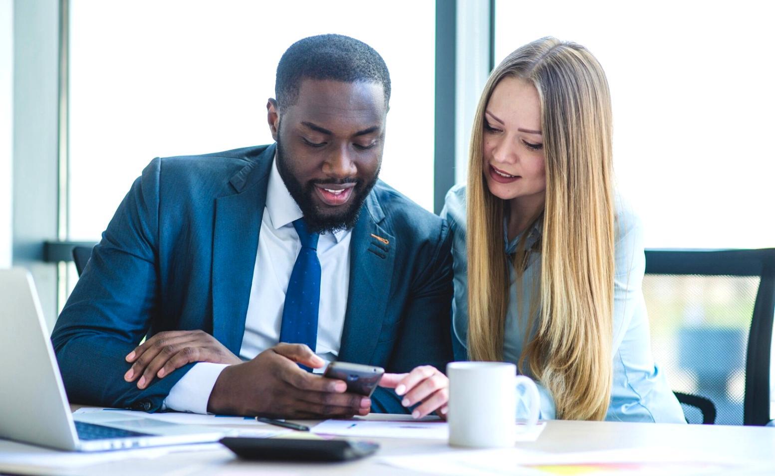 Étudiants en formation entrepreneuriale dans une salle de classe moderne